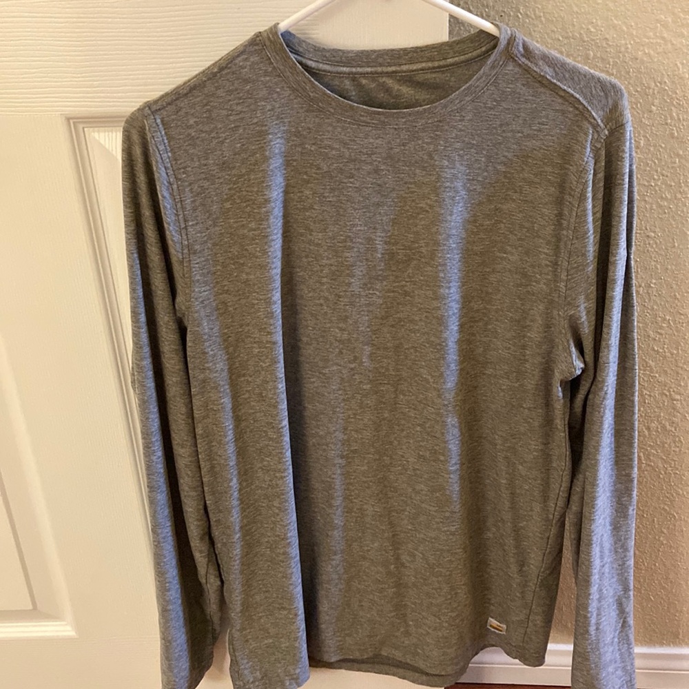 Vuori Mens medium long sleeve strato gray
